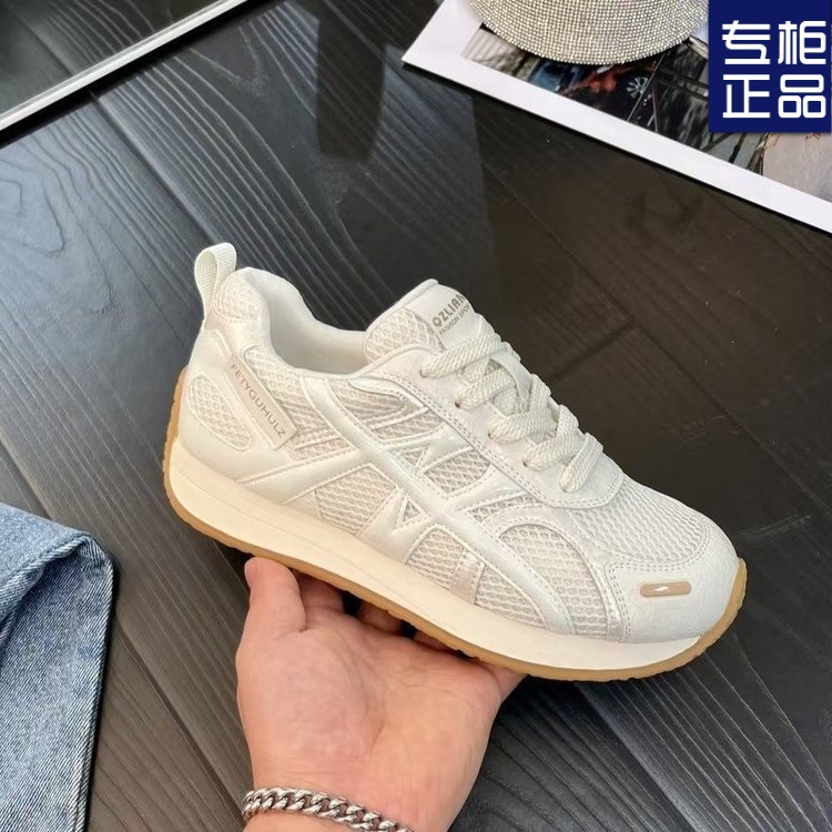 Breathable sneakers made of soft leather with shoelaces for leisure