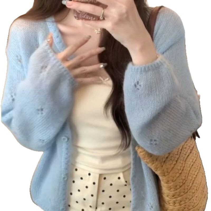 女性の早春の小柄な透かし彫りの短いニットのカーディガンは通勤しています。|undefined