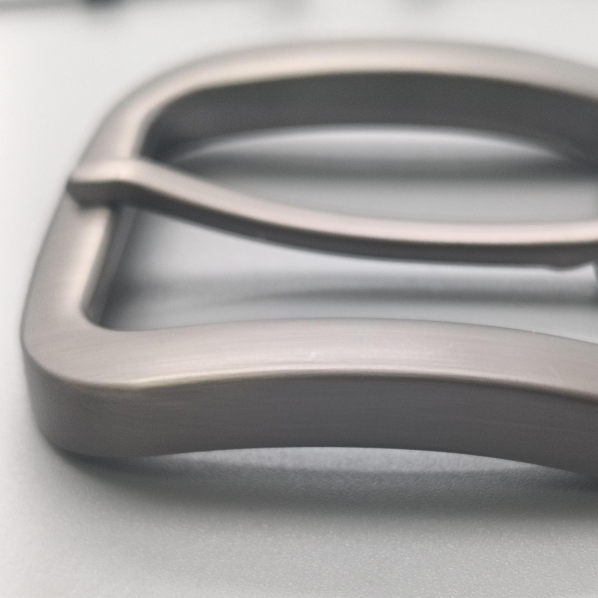 Comercio exterior al por mayor cinturón de aleación para hombres de alta gama hebilla 4.0 cinturón hebilla tipo aguja pistola de cuero dibujo negro