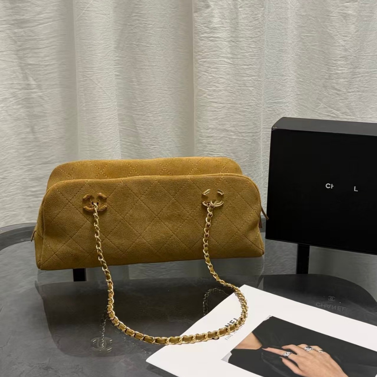 Xiangxiang's new suede chain bag features a classic diamond pattern and double CC logo, making it a fashionable and versatile shoulder and crossbody bag for daily commuting