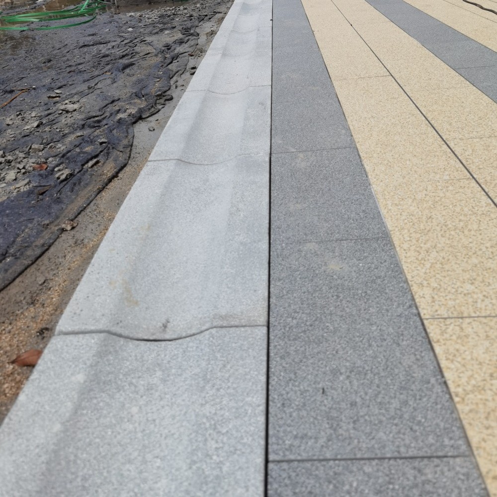 仿花岗岩桃花红荔枝面槽型平石预制构件水泥仿石材盖板