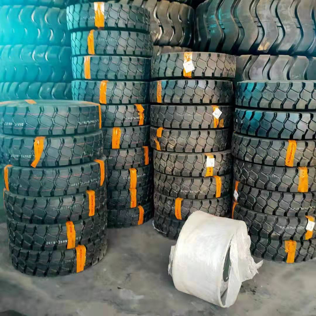 全钢丝充气叉车轮胎8.25R15 叉车轮胎9.00 10.00 11.00-20R20块花