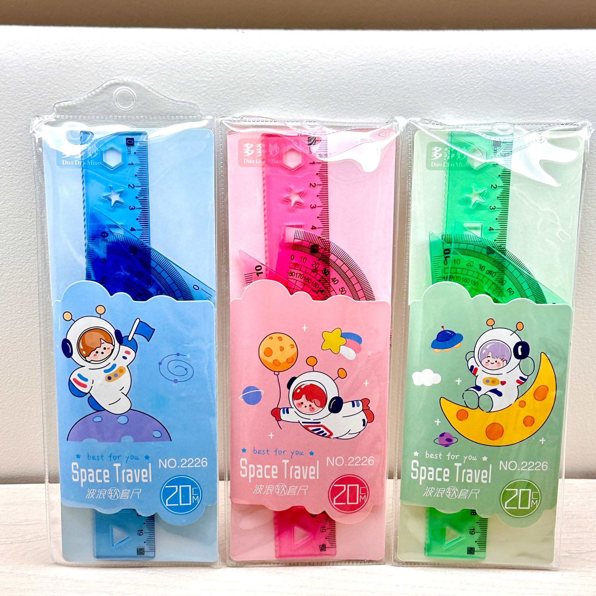 Círculos animados de color suave regla recta triángulo regla de estudiantes cuatro piezas de papelería