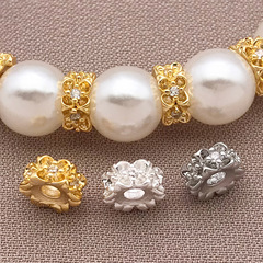 保色18k包みの金はジルコニウムの四弁の花の大きい穴の隔珠の手作りのdiy水晶のブレスレットのネックレスの数珠のアクセサリーの部品を入れます。