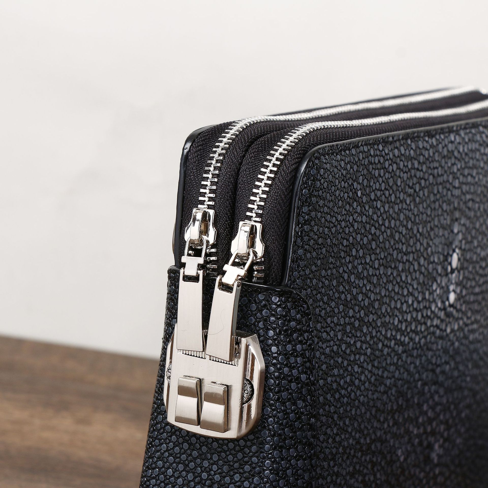 Túi clutch nam da vân cá bóng khóa số kéo đôi cầm tay chi tiết 3