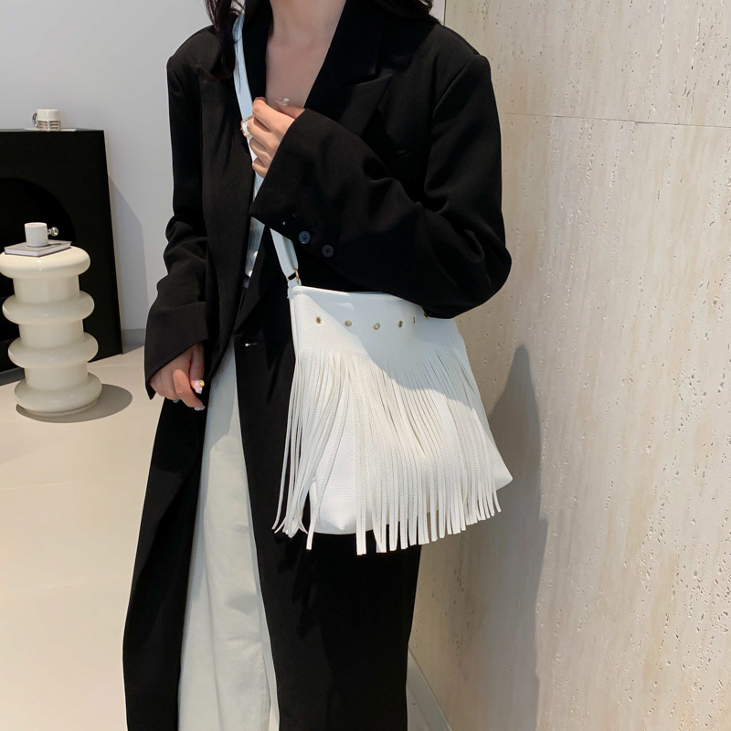 Bolsas de estilo nacional retro serie de mujeres 2024 verano nuevo bolso de moda explosivo bolso de mano de estilo perezoso