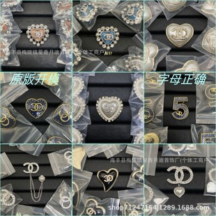 Xiangjia Double C Heart Brooch for Women, Small Fragrant Style High Version Diamond-Encrusted Denim Heart Brooch Clothing Accessories Wholesale