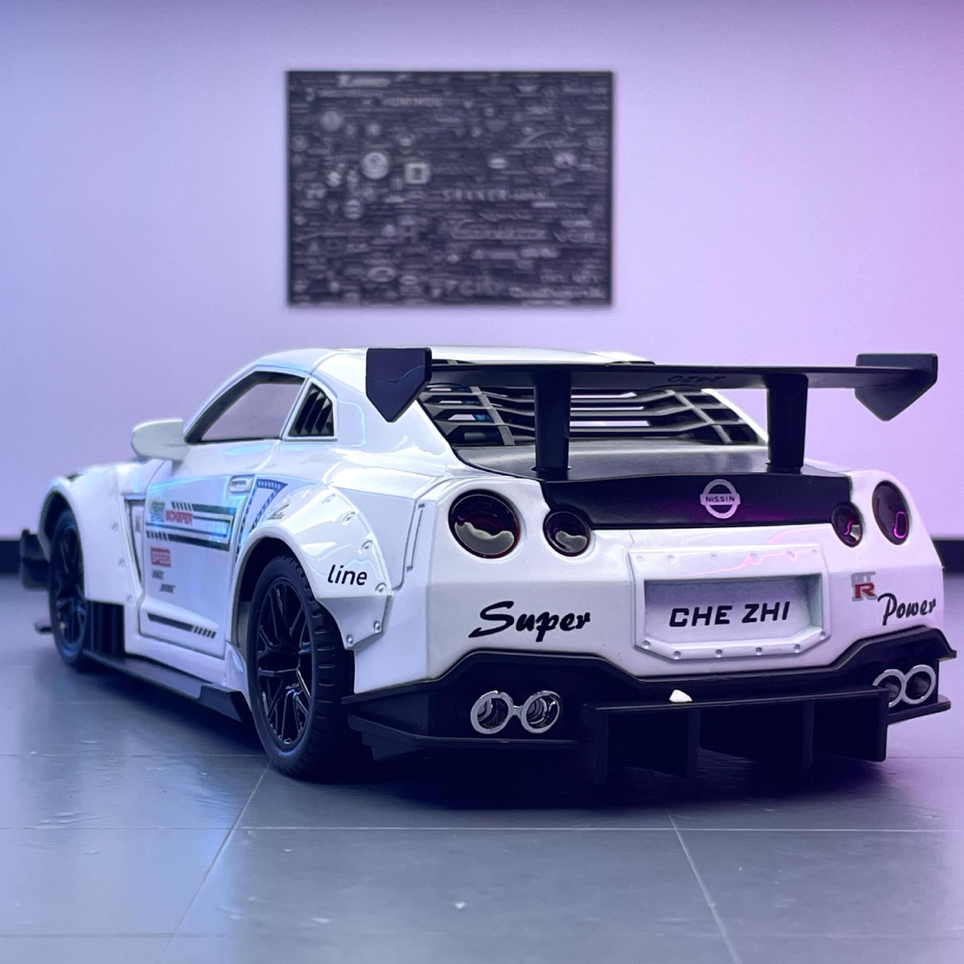 Aleación de coche 1 a 24 Nissan GTR modelo de coche deportivo Puerta Abierta sonido y luz Tire hacia atrás juguete coche deportivo modelo de música Decoración