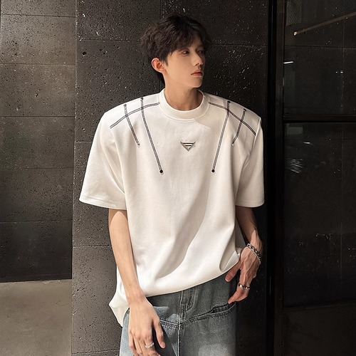 2025 thin shoulder pad t-shirt for men, summer, indie design sense, cool and stylish, American high street, sophisticated, small collar, short