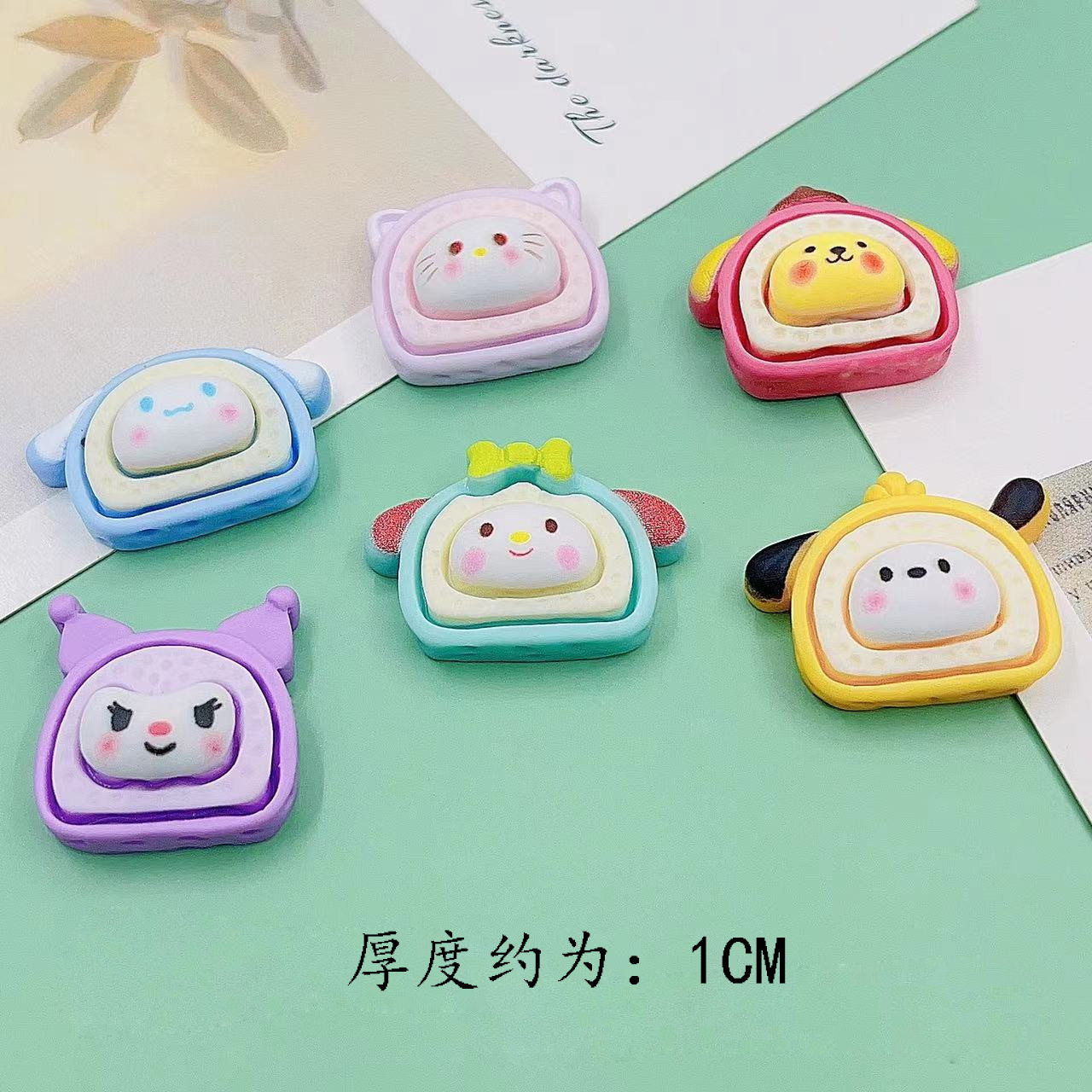 Pequeño Libro Rojo nuevo Sanrio pan de dibujos animados rollo crema pegamento resina DIY accesorios al por mayor teléfono móvil material parche