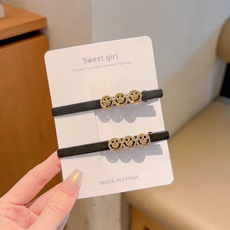 Clip de boca de pato sin huellas en el lado de las letras frises cortas para el cabello de mujeres versátiles simple y de alto nivel sensación de una palabra clip de cabello tocado