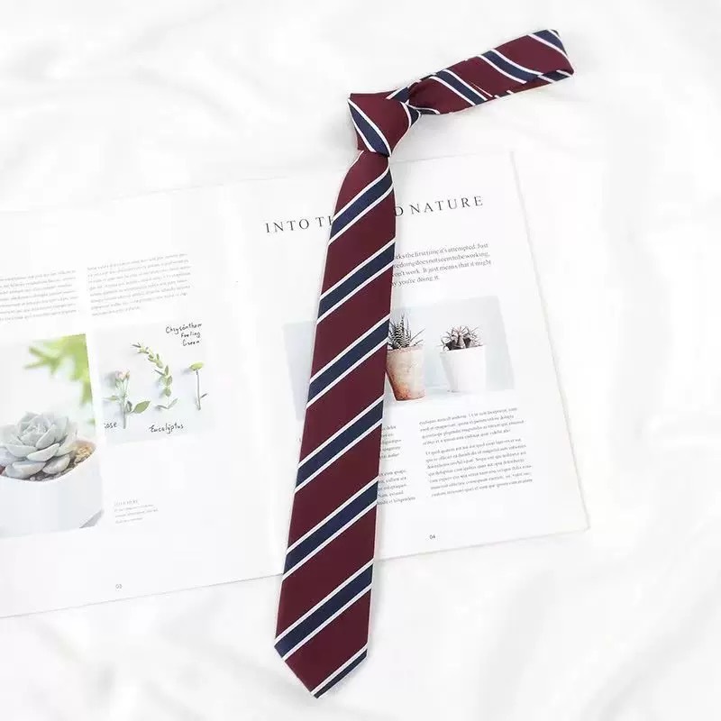 손으로 묶인 넥타이