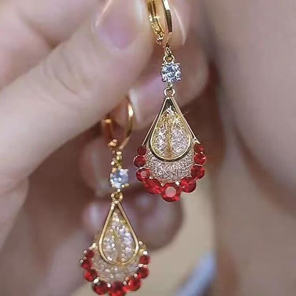 Fashionable purple pendant with zircon drop-shaped