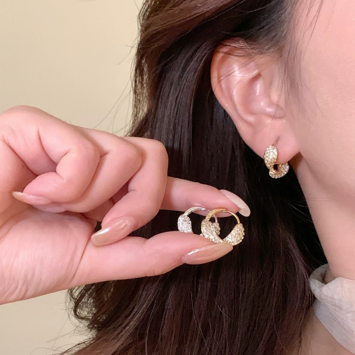 Nail sequins with zircon, small design elegant sophisticated earrings, light luxury style, simple and elegant design, high-quality style