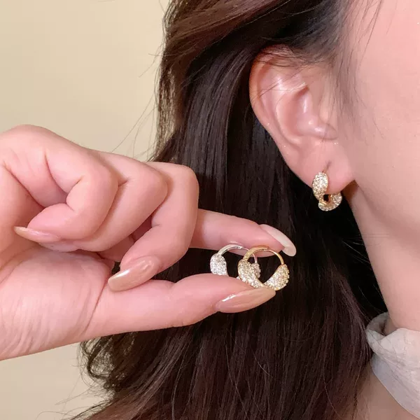 Sparkling Zircon Twisted Earrings for Women, Light Luxury Niche Design, Elegant Hoop Earrings, Exquisite and Simple, High-End Feel, Ear Accessories, Ear Clips