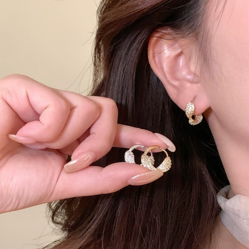 Sparkling Zircon Twisted Earrings for Women, Light Luxury Niche Design, Elegant Hoop Earrings, Exquisite and Simple, High-End Feel, Ear Accessories, Ear Clips Sparkling Zircon Twisted Earrings for Women, Light Luxury Niche Design, Elegant Hoop Earrings, Exquisite and Simple, High-End Feel, Ear Accessories, Ear Clips
