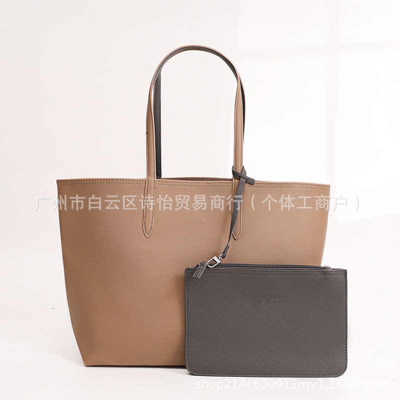 회색이 들어간 카키색