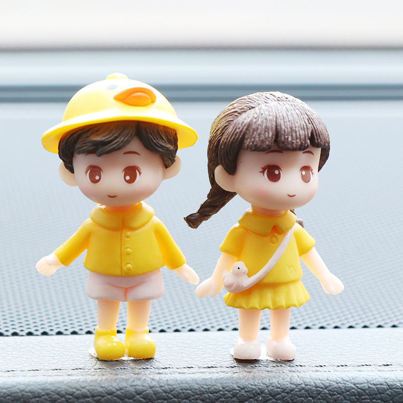 작은 노란 오리 모자 인형