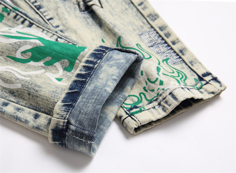 Spodnie jeansowe męskie z elastycznymi, perforowanymi, nadrukowanymi, patchworkowymi wstawkami, dopasowane do sylwetki_voghion.com