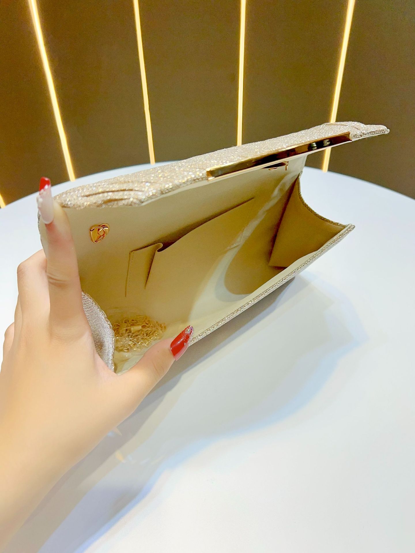 Nuevo bolso de cena brillante transfronterizo, embrague, bolso femenino de verano, bolso femenino de mensajero de moda de lujo ligero de alta gama