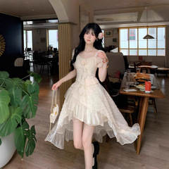 香霧白茶フランス減齢花ワンピース女性2025新ロマンチックな花の不規則なデザイン感の長いスカート