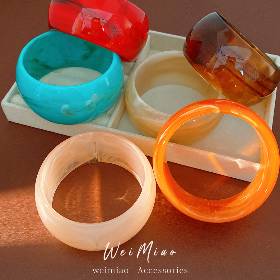 Acrílico ancho redondeo tiñado pulsera estilo europeo y americano simple personalidad exagerada pulsera ligera joyas de nicho de lujo al por mayor