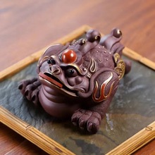 厂家批发宜兴紫砂茶宠金蟾摆件三足蟾蜍原矿紫泥可养描金鸿运当头