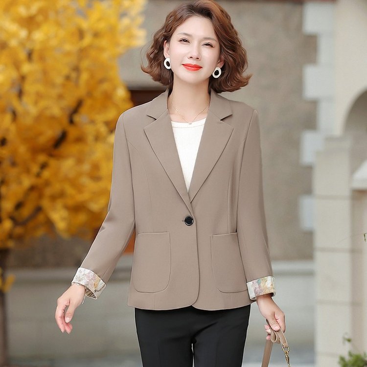 中年女士妈妈春装时尚洋气薄款外套短款中老年春秋小西装翻领上衣