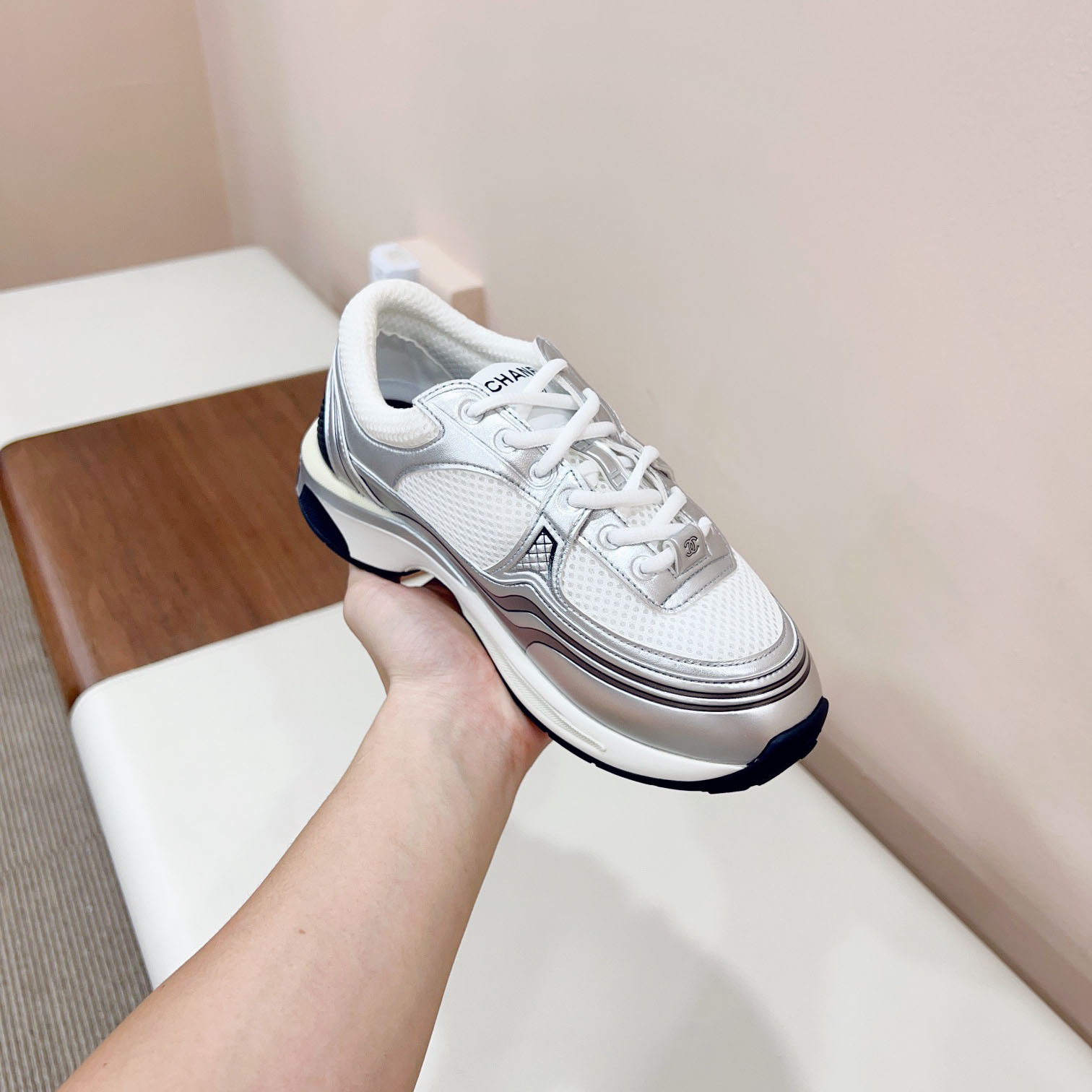 여성을위한 하이 엔드 여름과 가을 새로운 스타일 실버 킹 실버 캐주얼 다목적 레이스 업 컬러 매칭 메쉬 스니커즈