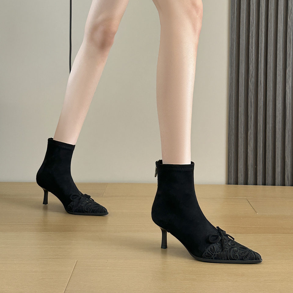 Bốt cổ ngắn ôm chân mũi nhọn gót cao 6–8 cm, thêu nơ, chất liệu nhung co giãn — màu đen