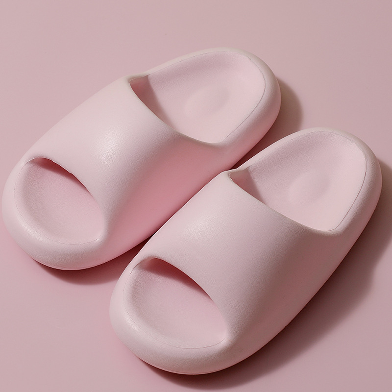 EVAは糞感のスリッパを踏んでいます。女性は夏にカップルの浴室の滑り止めの室内の厚い底のスリッパを着ています。|undefined