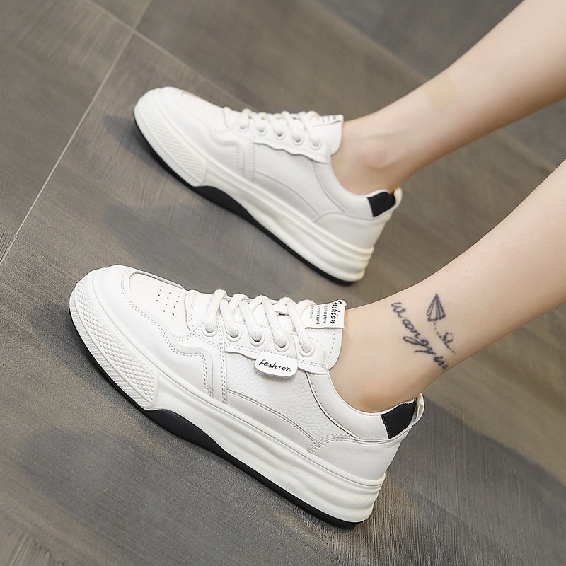 Pequeños zapatos blancos transpirables para mujeres innings versátiles de otoño de 2025 zapatos de mujer nuevos zapatos deportivos casuales coreanos de suela gruesa para mujeres