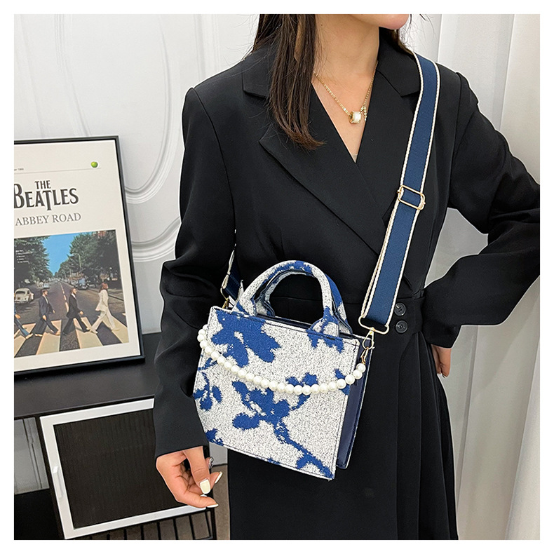 Fashion Retro Handbags Female 2022 Spring New Casual Jacquard Small Pearl Square Bag display picture 4