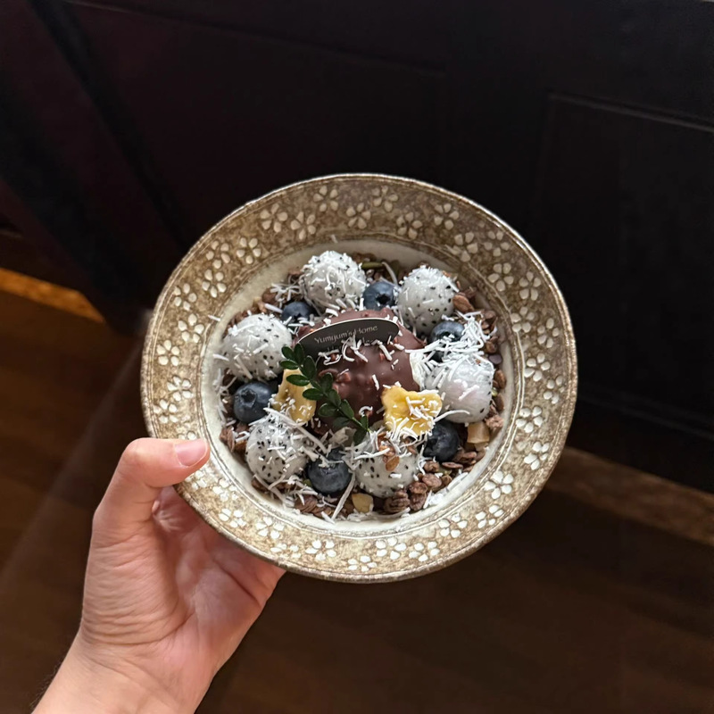 Wabi-Sabi Style Handmade Small Flower-Patterned Shallow Bowl, Salad Bowl for Home Use, Rustic Pottery, Japanese-Style Rustic Pottery Salad Bowl, Yogurt Bowl