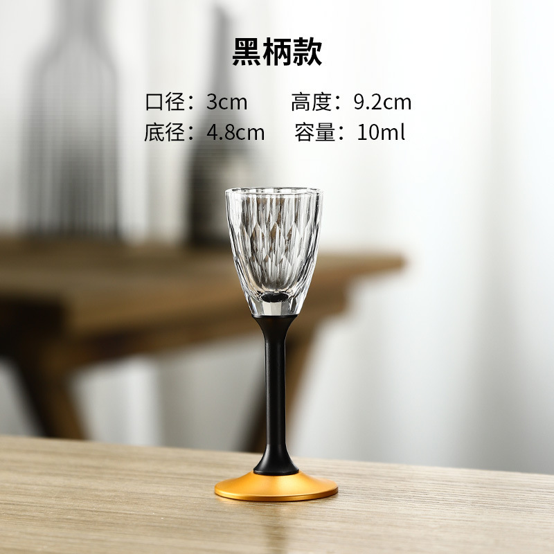 Taza de vino blanco con fondo de oro negro