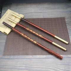 メーカーの紫檀木如意金のフープの彫刻は金の黄銅の文を描いて武術の棒を遊んで子供のおもちゃの棒を並べて卸売りします。