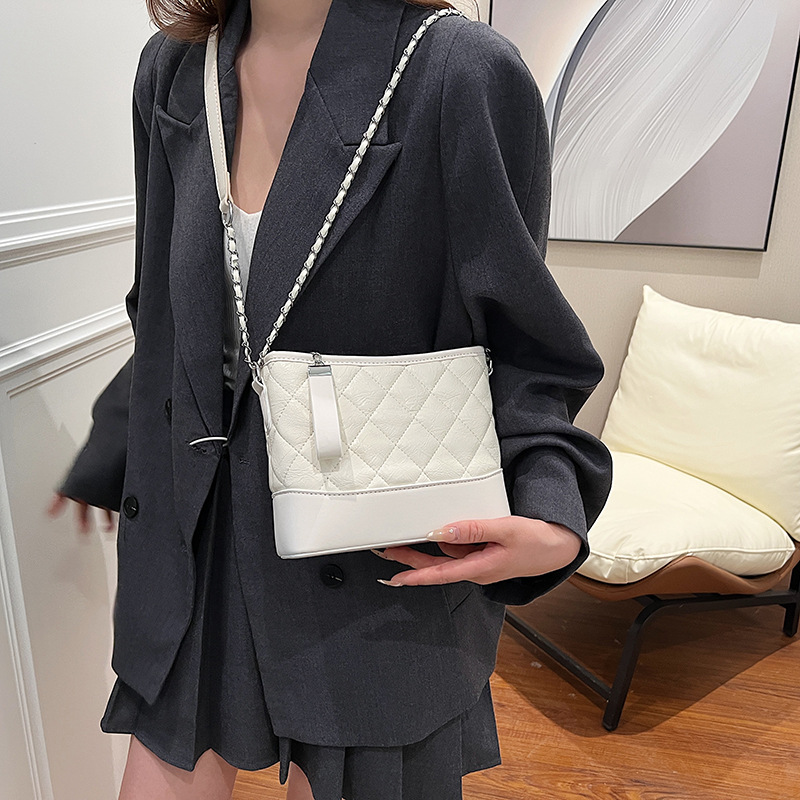 Retro universal glossy shoulder bag