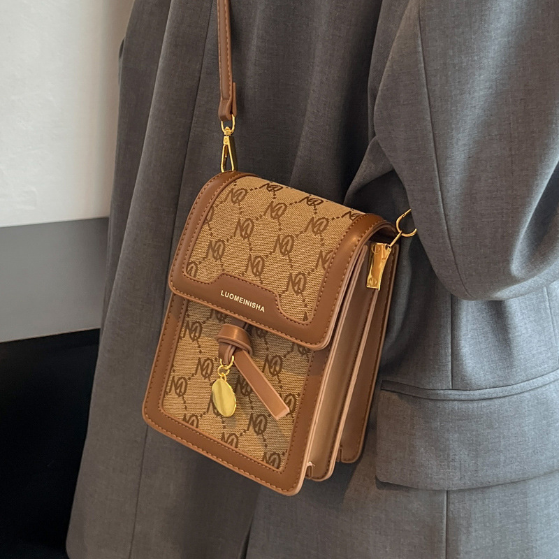 Los bolsos de mujer son populares este año, bolsos pequeños para mujer, nuevos bolsos retro de estilo francés para otoño e invierno, bolsos para teléfono móvil, mini bolsos cuadrados, bolsos cruzados.