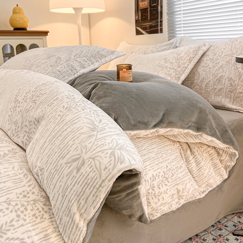 クラスAの牛乳の絨毯のベッドの上の4つのセットの冬の彫刻の絨毯のサンゴの絨毯とベルベットの保温の厚い布団のシーツの3つのセット