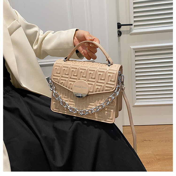 2025 primavera y verano nuevo estilo bolso cuadrado pequeño en relieve bolso de mujer de temperamento de moda de todos los partidos bolso de hombro de mensajero portátil de alta gama