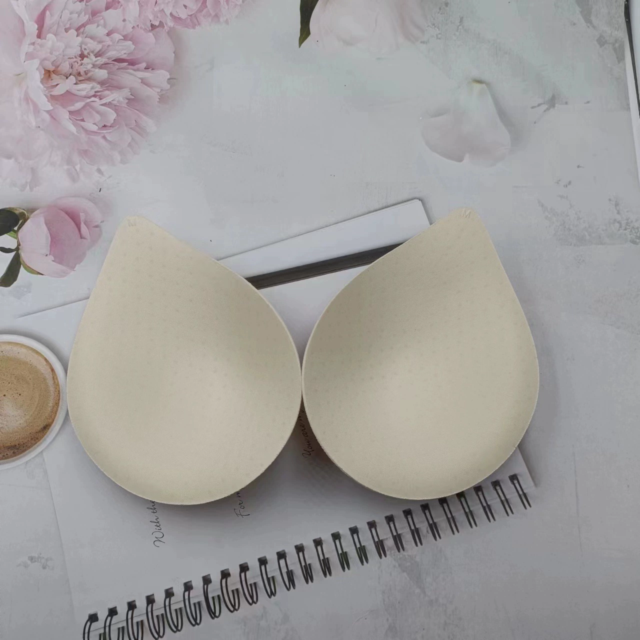 Дышащая губка для груди с отверстиями, приятная для кожи мягкая дышащая собранная анти-расширяющая вставка для нижнего белья в наличии