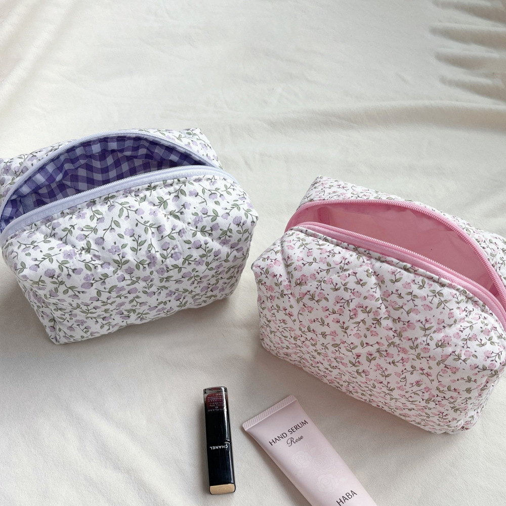 Kleine frisse reistoilettas met bloemen, gewatteerde, pluizige cosmetica-opbergtas, damestas met rits voor huidverzorgingsproducten_voghion.com