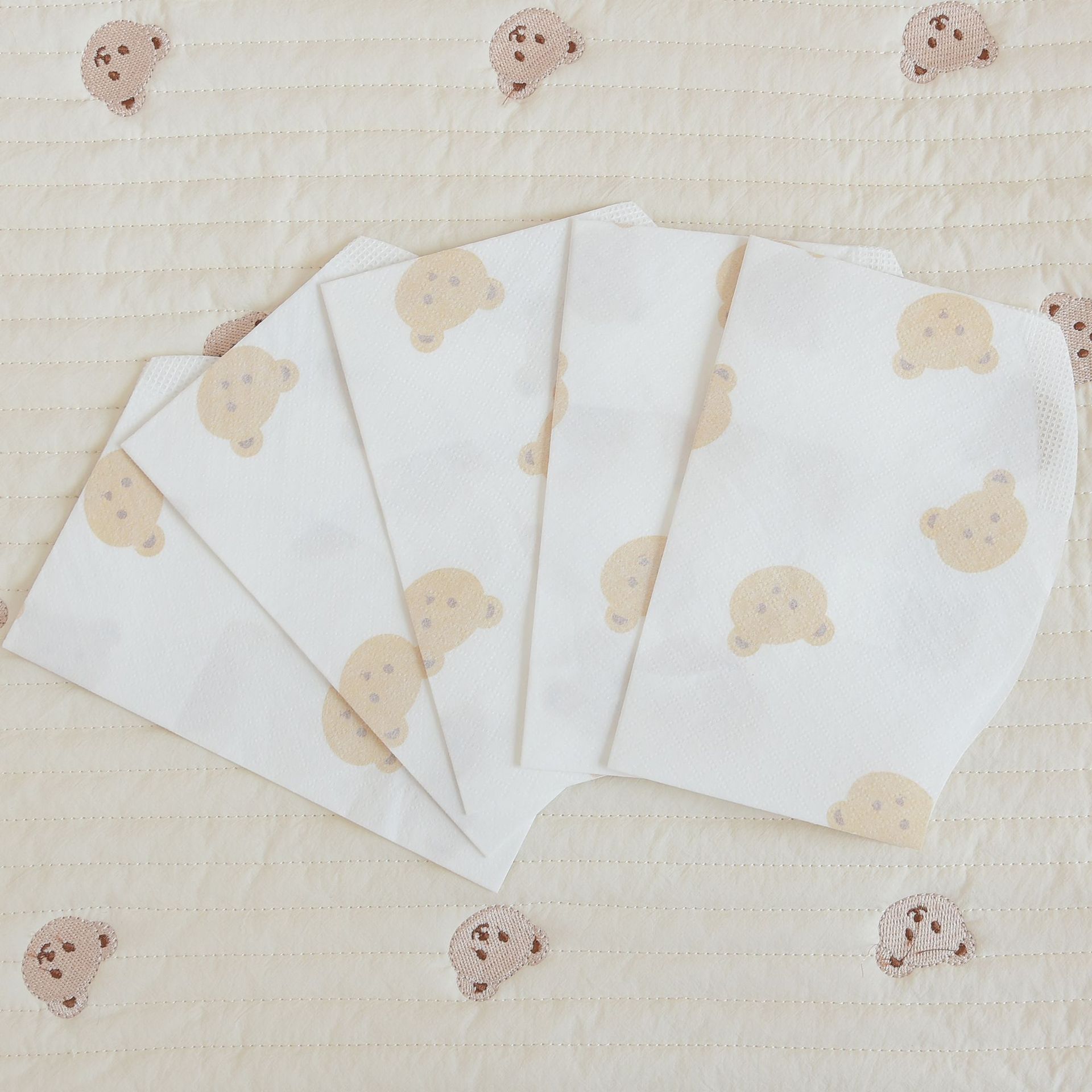 Ins nuevo verano bebé no tejido desechable babero desechable patrón de oso babero absorbente portátil para salir