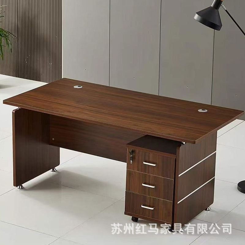 작은 캐비닛이 있는 갈색