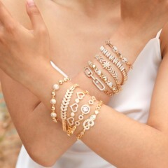 銅の材質のジルコンのブレスレットの女性のファッションのハート型の花のブタの鼻の手は個性の百合ins風の新商品を飾ります。