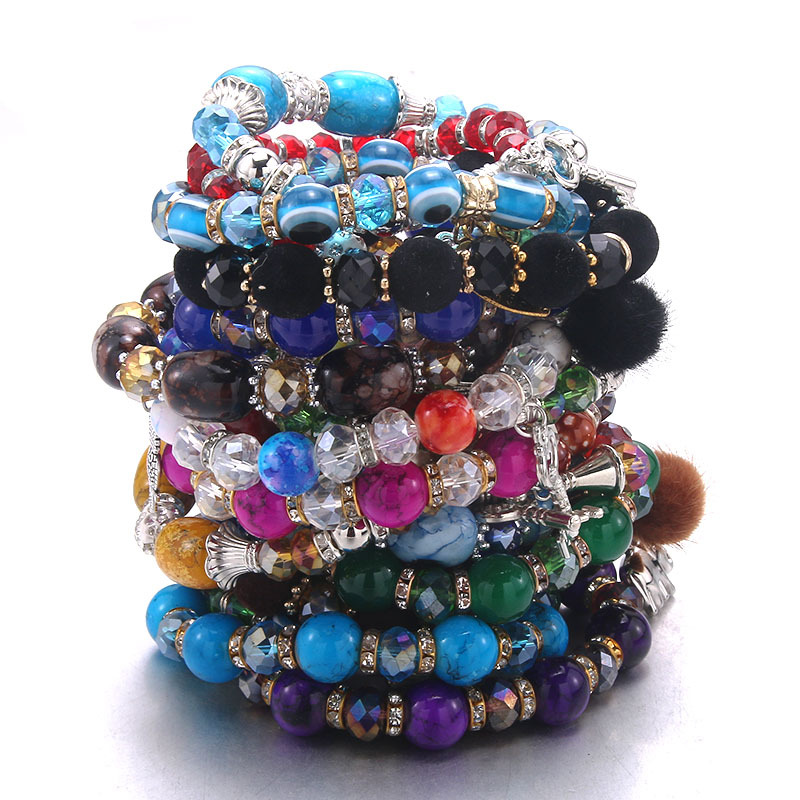 Bracelets minimalistes et superposables, légers et confortables. Hypoallergéniques, ils conviennent aux peaux sensibles. Une façon subtile de sublimer votre look quotidien._voghion.com