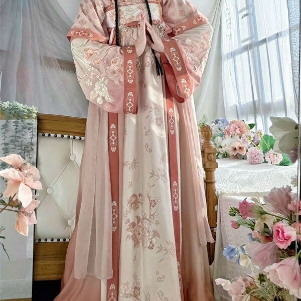 Mochen Yanyu【Qingchen】Hanfu Tang-Style Embroidered Slim-Fit Daily Two-Color Set with Halter Neck and High-Waisted Skirt Mochen Yanyu【Qingchen】Hanfu Tang-Style Embroidered Slim-Fit Daily Two-Color Set with Halter Neck and High-Waisted Skirt