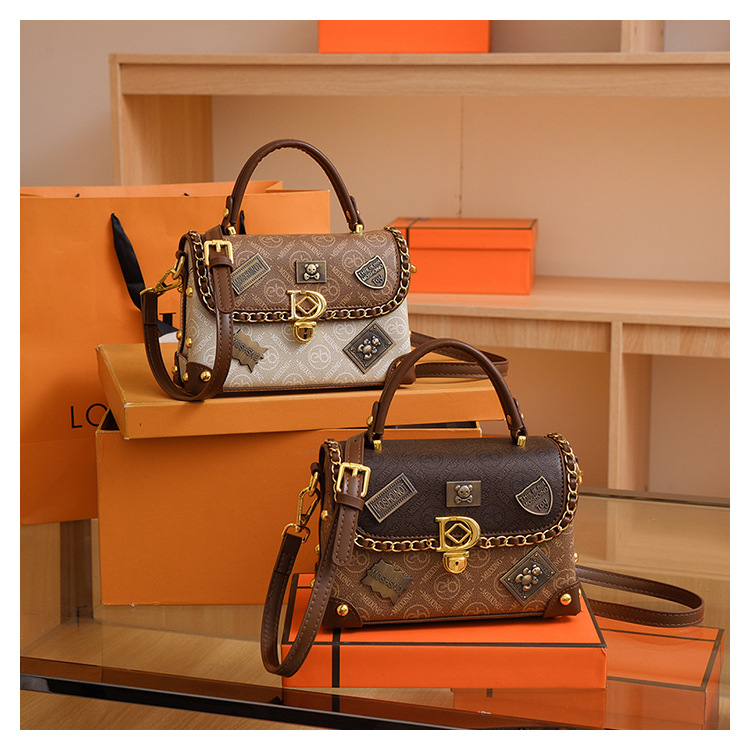 Luxe retro schoudertas voor dames met opvallende badge_voghion.com