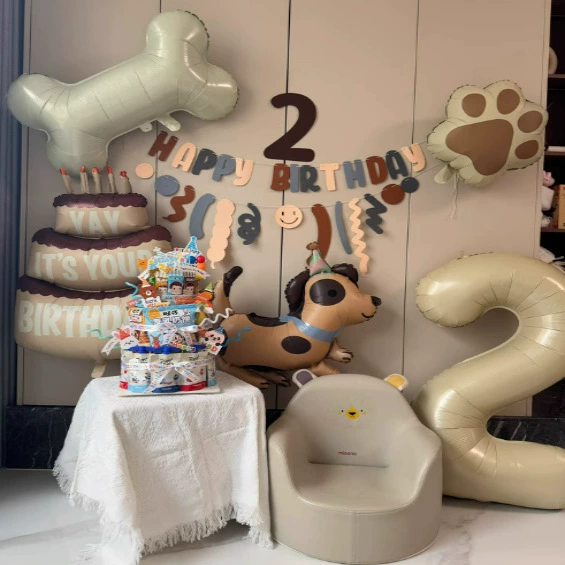 Сливочный цвет милый питомец собака день рождения воздушный шар празднует сцену