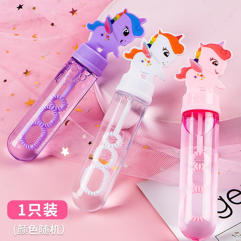 Varita de burbujas de panda de dibujos animados para que los niños la sostengan y hagan burbujas al aire libre en el parque.